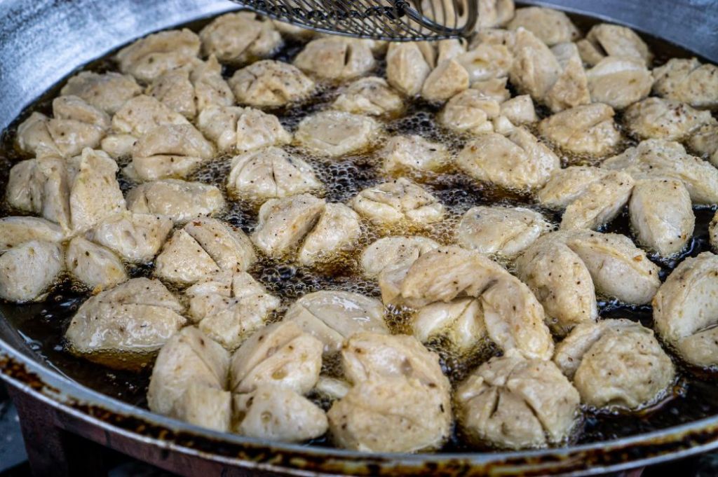 ilustrasi bakso goreng 2 - KedaiKata.jpg